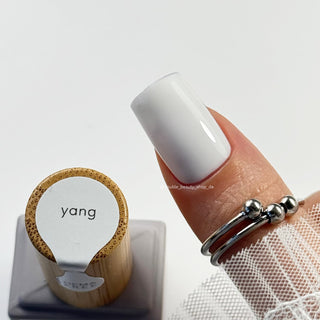 YANG - WEISS OHNE HEMA UV Nagellack 7ml ECLAIR